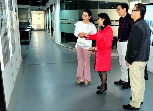 西陵区工商联领导莅临尊龙凯时调研指导(图1)